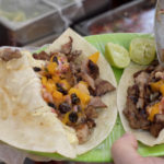 quesadillas-gigantes-de-harina-con-carnes-asadas-en-taqueria-lindavista