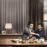 ya-sabes-que-vas-a-cenar-estos-dos-famosos-te-ayudan-a-elegir-la-cena-con-uber-eats