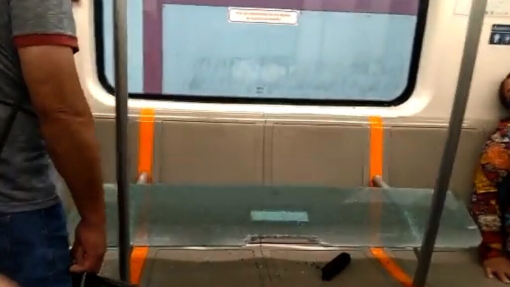 caída de una ventana del vagón del Metro