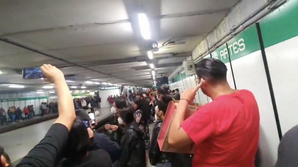 ¡Arman karaoke en el Metro de la Ciudad de México!