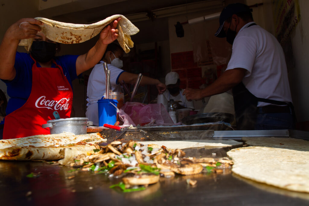 chilango Tan grandes como el mito, así son las quesadillas gigantes