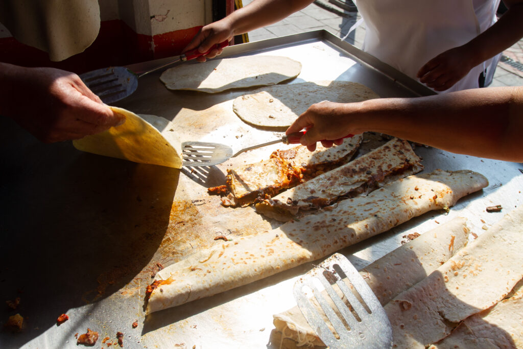 chilango Tan grandes como el mito, así son las quesadillas gigantes