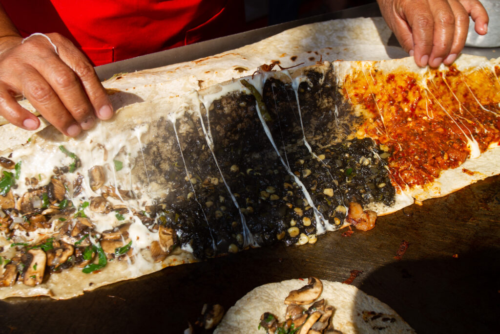 chilango Tan grandes como el mito, así son las quesadillas gigantes