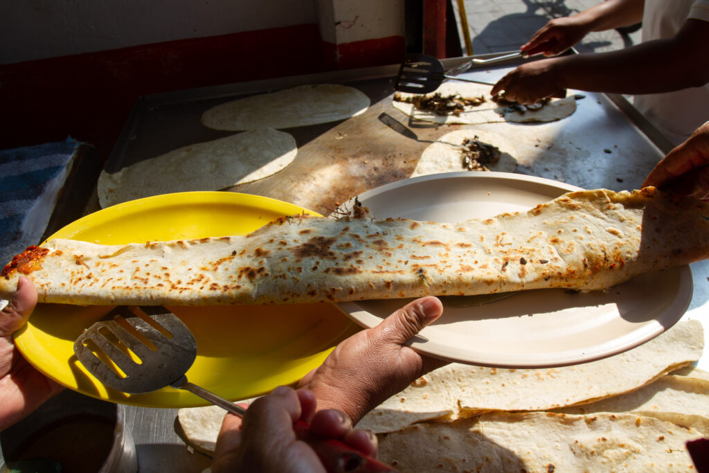 chilango Tan grandes como el mito, así son las quesadillas gigantes