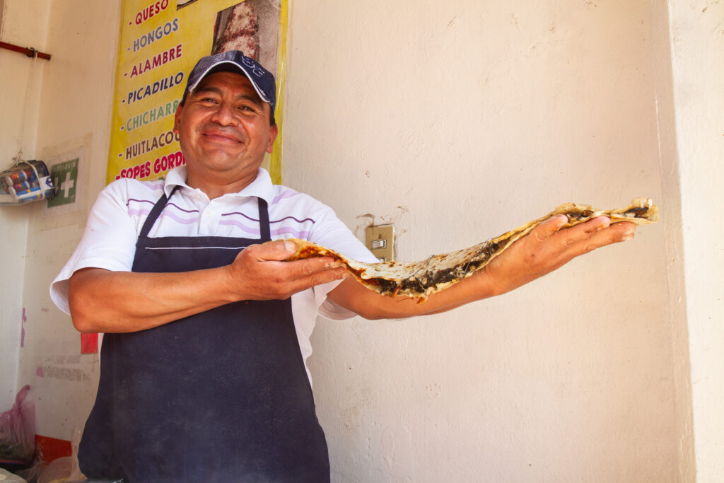 chilango Tan grandes como el mito, así son las quesadillas gigantes