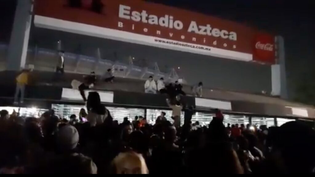 portazo en Estadio Azteca