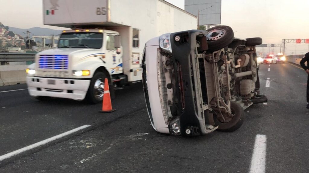 volcadura de combi en la México-Pachuca