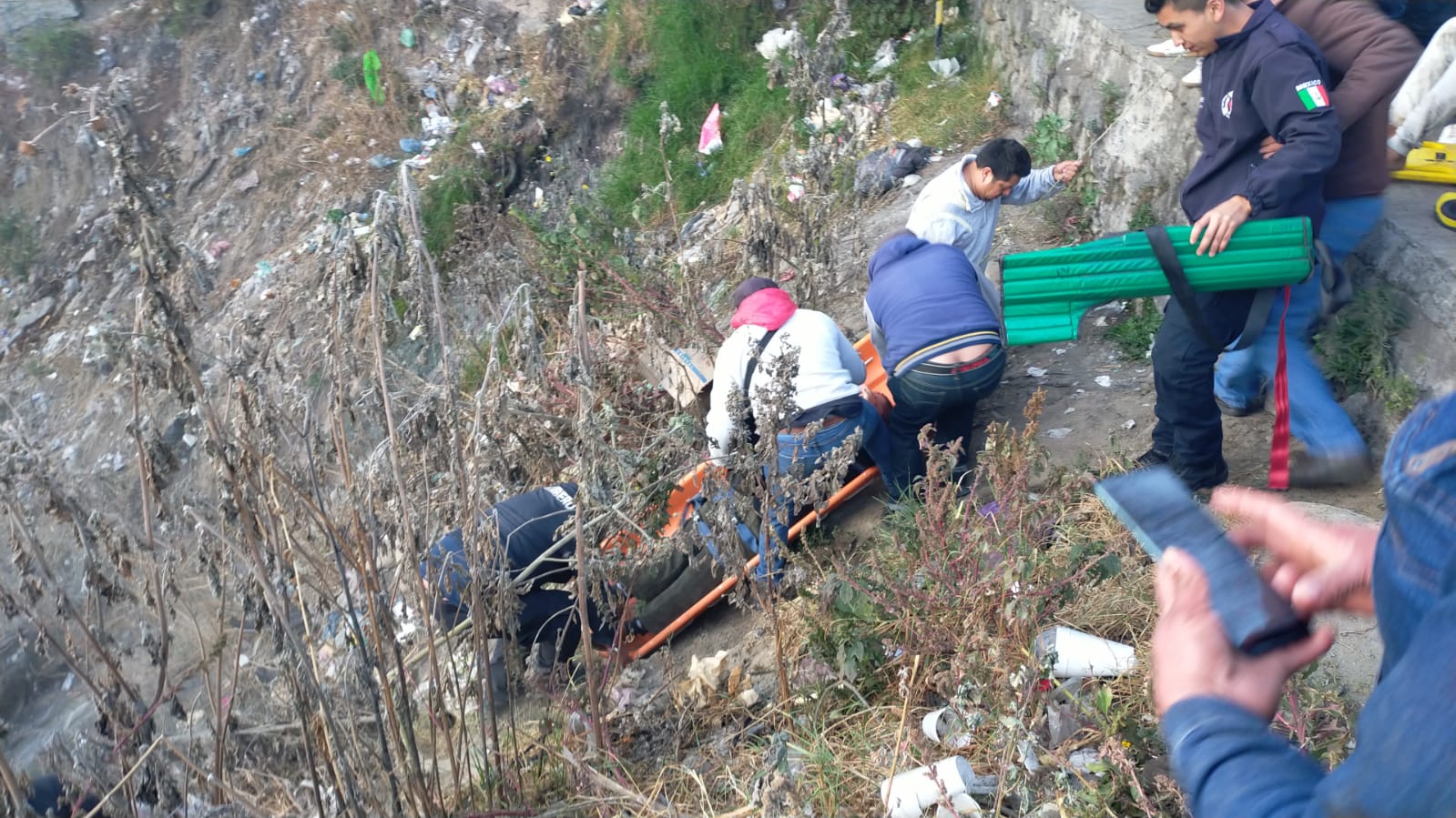 chilango - Accidente en Naucalpan deja 4 muertos tras caída de microbús ...