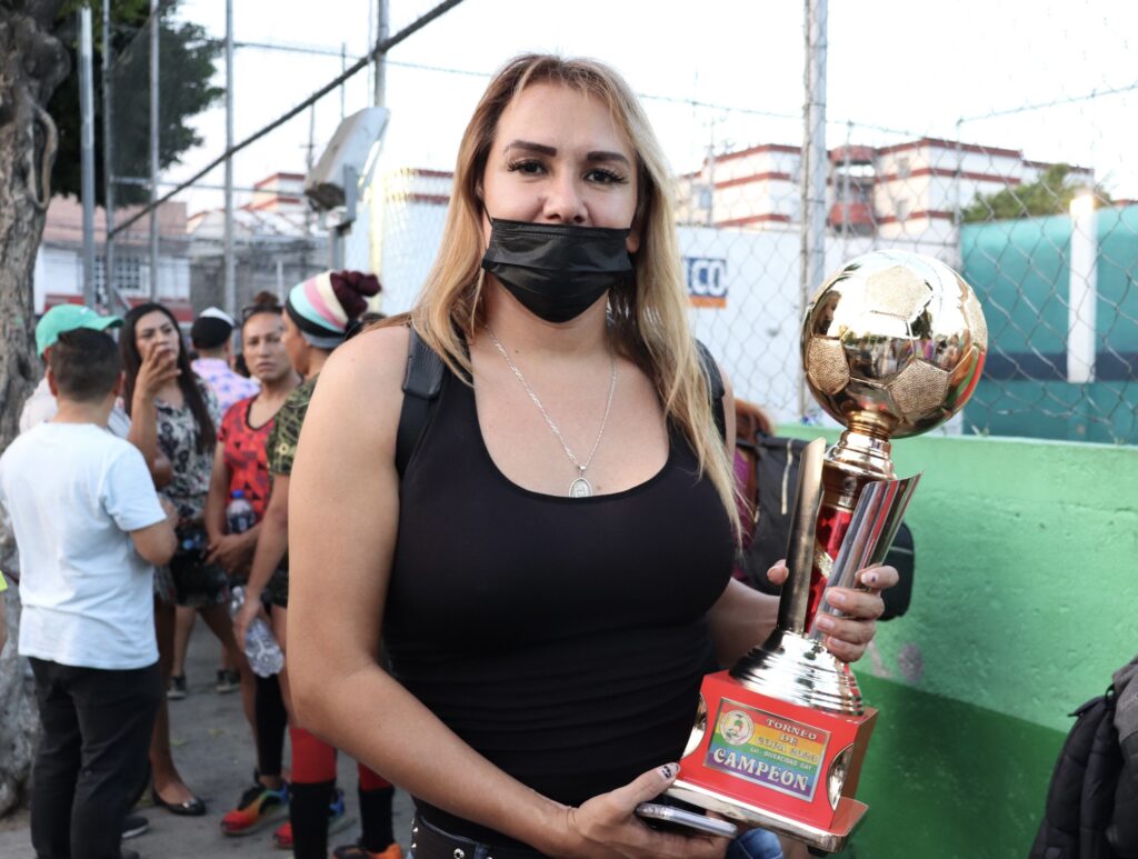 Ella es Noemí Arzate, sosteniendo el trofeo. Foto: Raulí Monteros