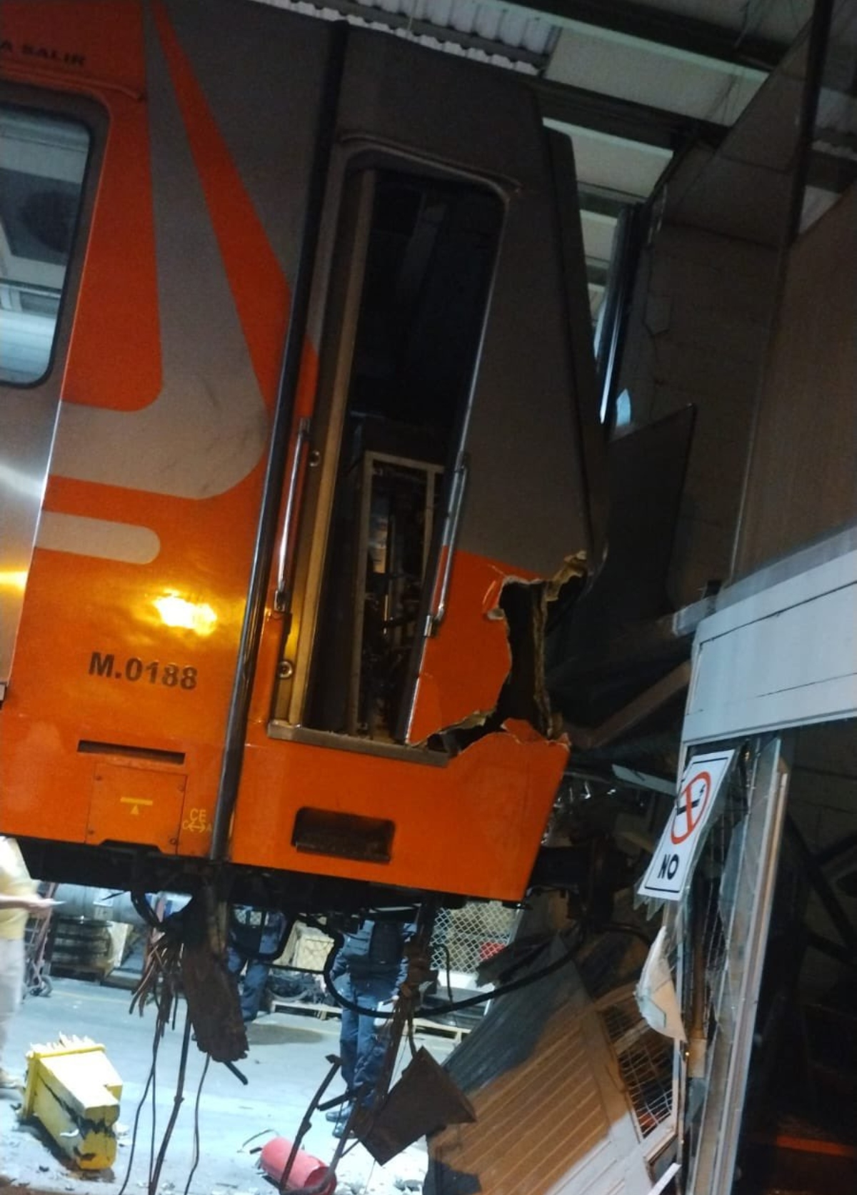 Chilango - Metro de CDMX: Tren choca contra muro en taller de El Rosario