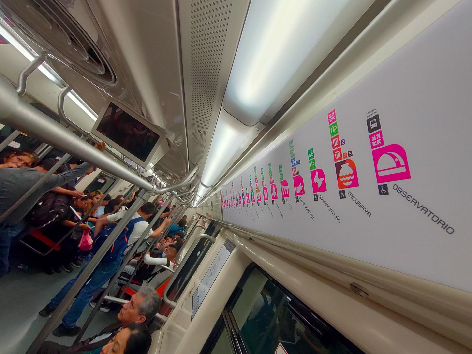 ¡Ni una semana duró! Usuario daña tren nuevo de la Línea 1 del Metro de ...
