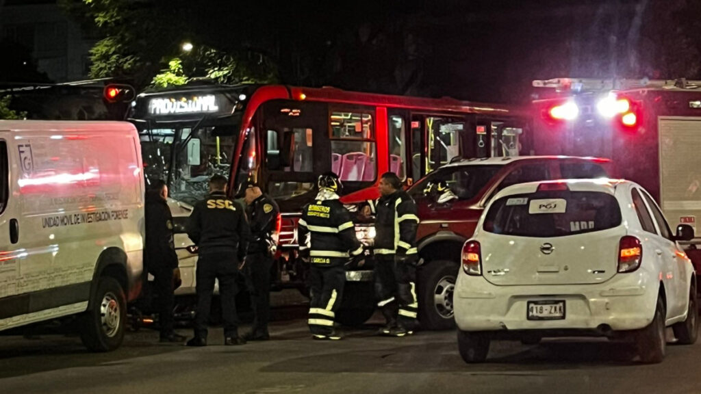 chilango Fuerte choque de Metrobús en CDMX deja un muerto; esto pasó