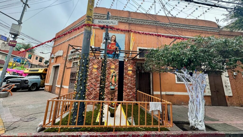 en-esta-colonia-ponen-mas-de-50-altares-para-la-virgen-de-guadalupe