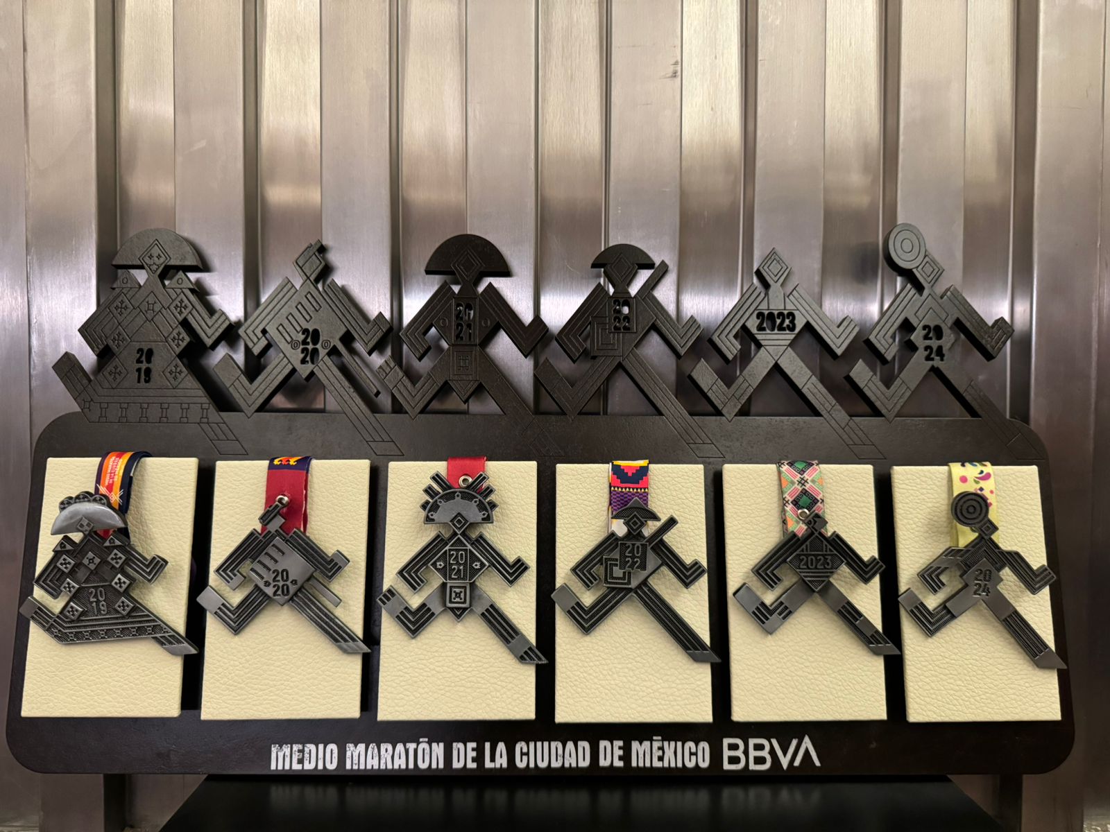 Chilango Maratón CDMX 2024 así es la playera y medallas FOTOS