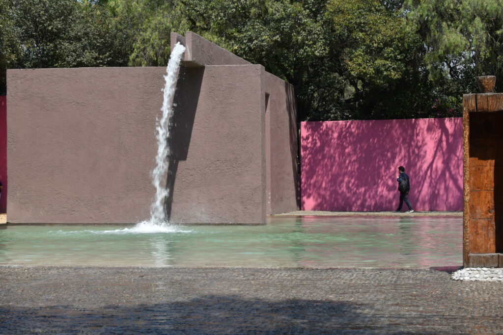 Fuente de Los Amantes de La Cuadra San Cristóbal de Luis Barragán.