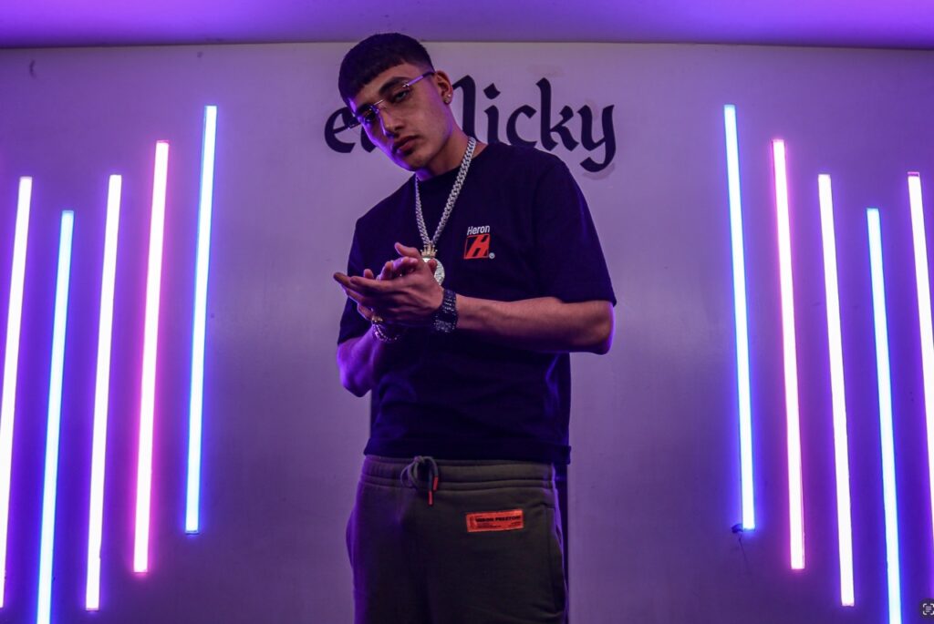 El Malilla posando en El Micky para entrevista con Chilango.