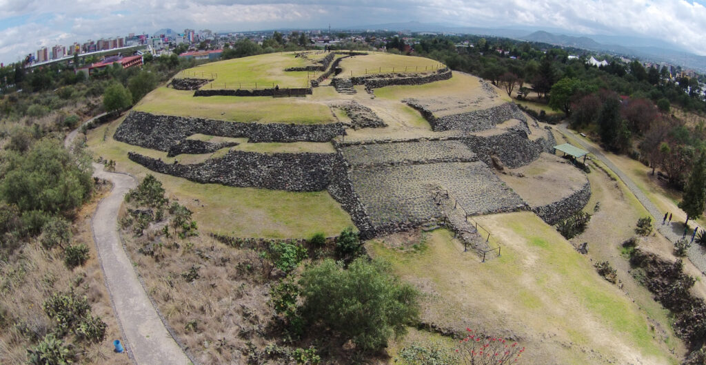 El monumento por los 700 años de Tenochtitlán en el Zócalo tendrá un basamento circular similar al de la pirámide de Cuicuilco