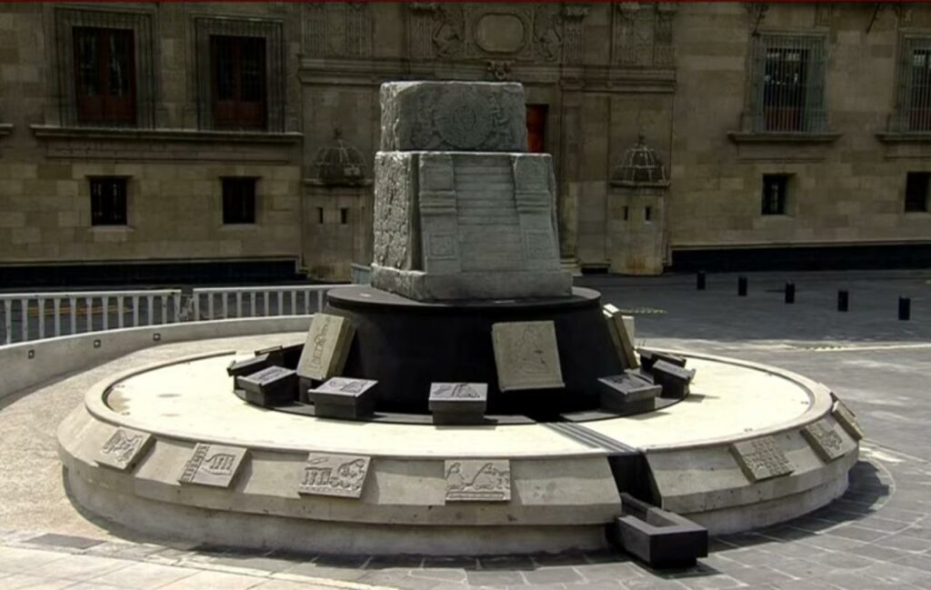 Monumento por los 700 años de Tenochtitlán en el Zócalo