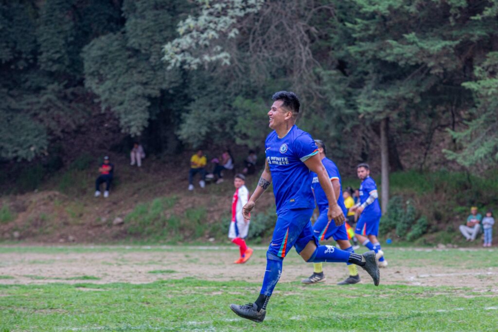 Liga de futbol de la cancha del Volcán Teoca