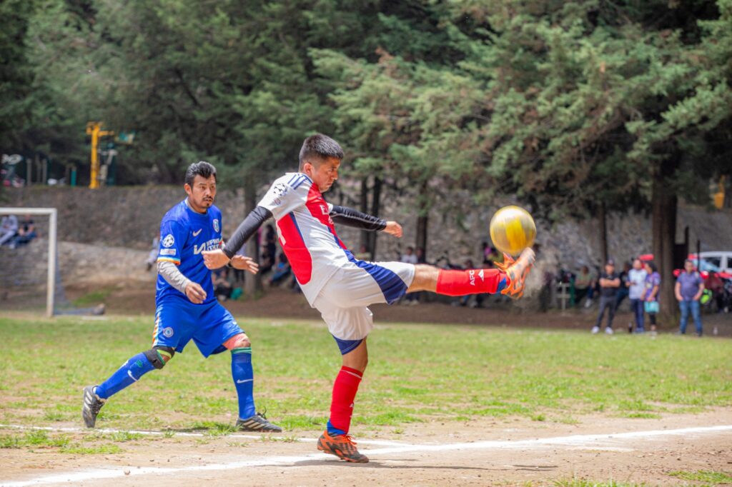 Cancha de futbol en el cerro del Volcán Teoca