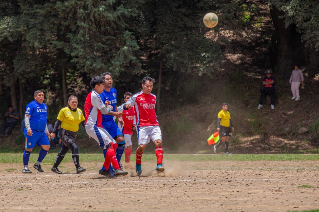Liga de futbol de la cancha del cráter del Volcán Teoca