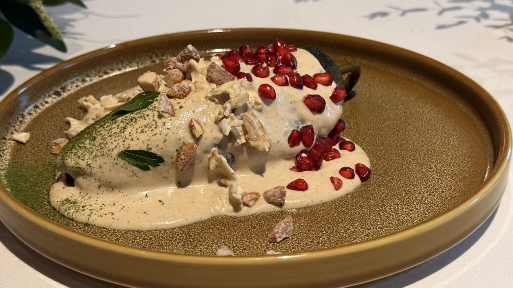 Chiles en nogada vegetarianos del restaurante Aromas en CDMX.