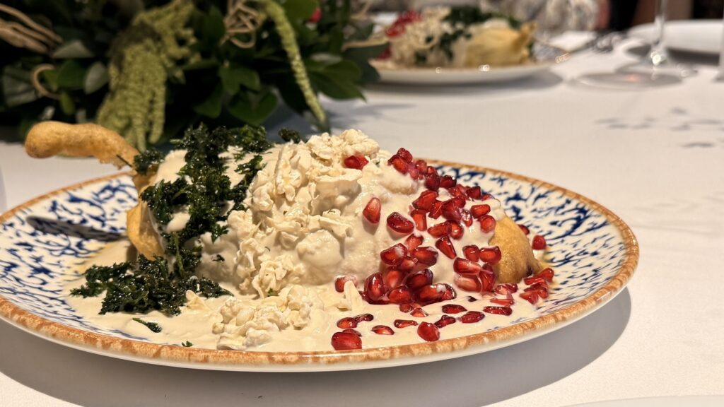 Bañado en una blanca nogada, acompañado de granda, así es el chile de Blanco.