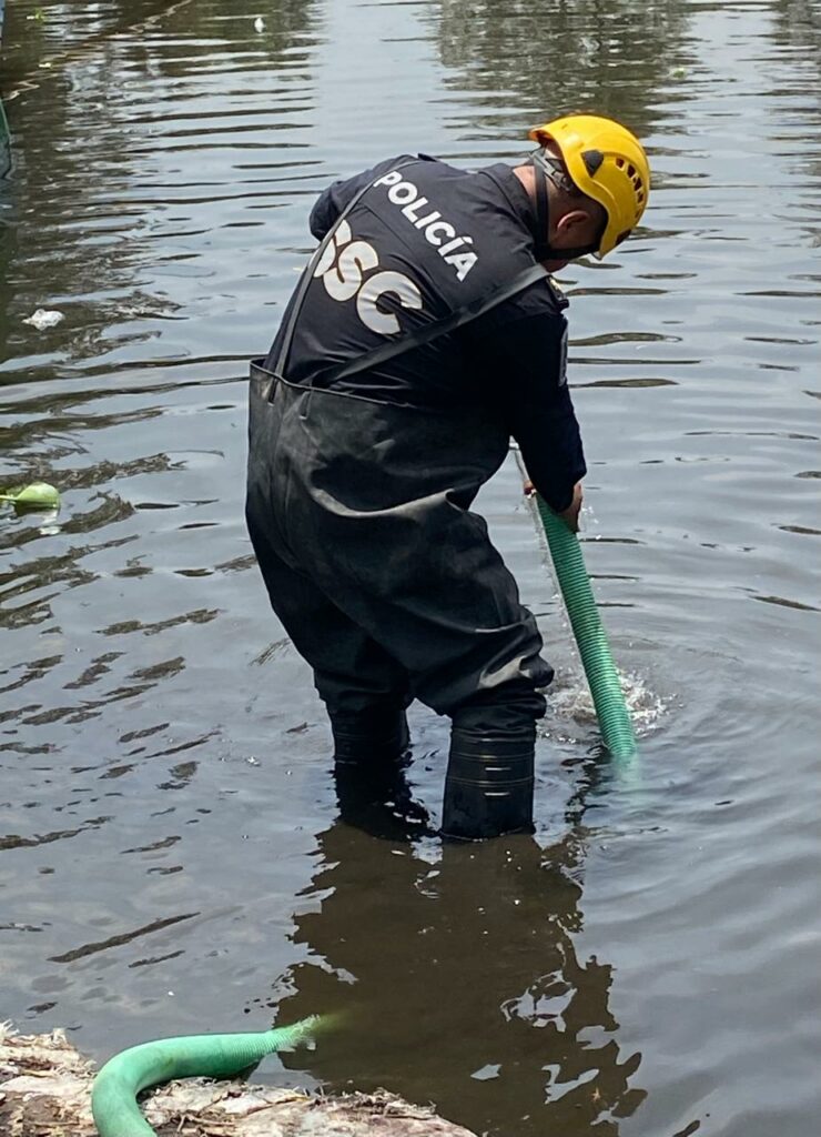 Policía combate inundaciones en CDMX