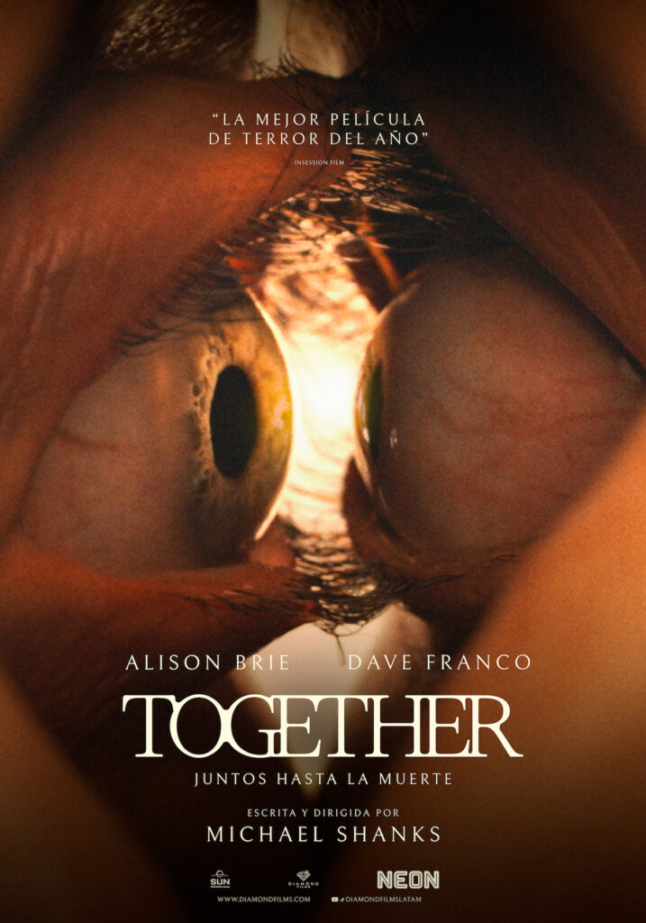 Póster oficial de Together: juntos hasta la muerte con un primer plano perturbador de dos ojos fusionados.