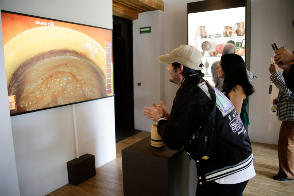 Visitantes del museo disfrutando de las actividades.