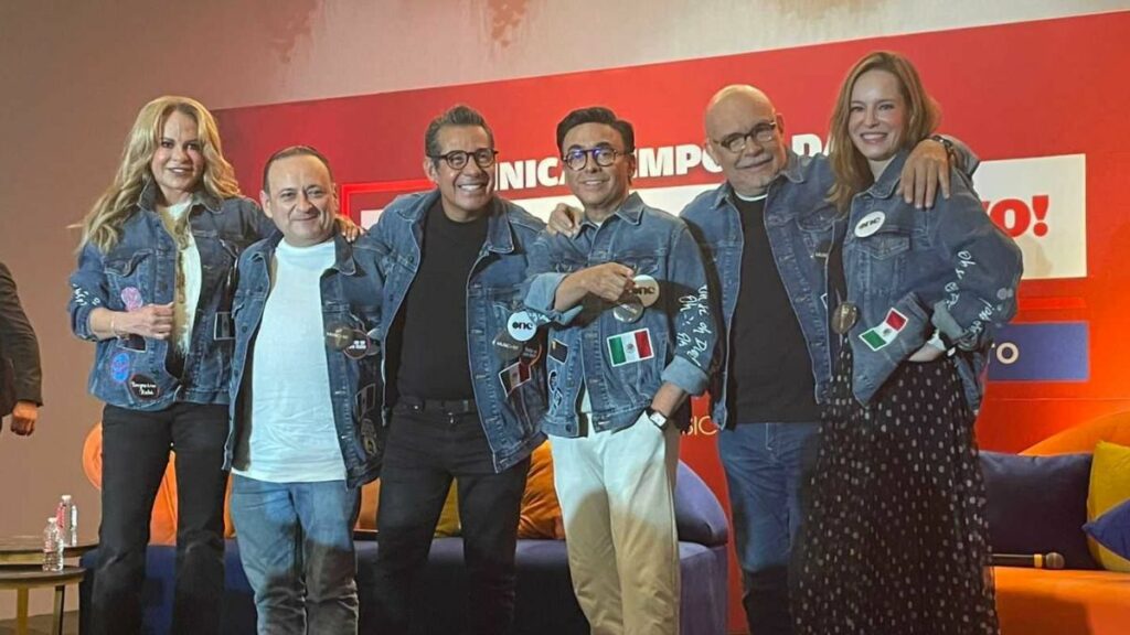 Roxana Castellanos, Lalo España, Yordi Rosado, Adal Ramones, Mauricio Castillo y Gaby Platas en la conferencia de prensa de Enrrollados.