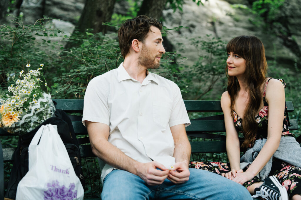 Dakota Johnson y Chris Evans en Central Park en una escena de la nueva película de Celine Song.