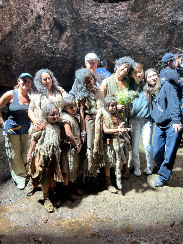 Cast mexicano con la directora Celine Song.