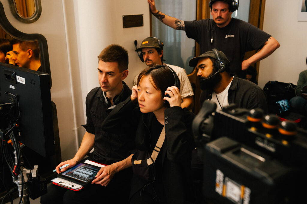 Celine Song dirigiendo escenas de la película Materialists.