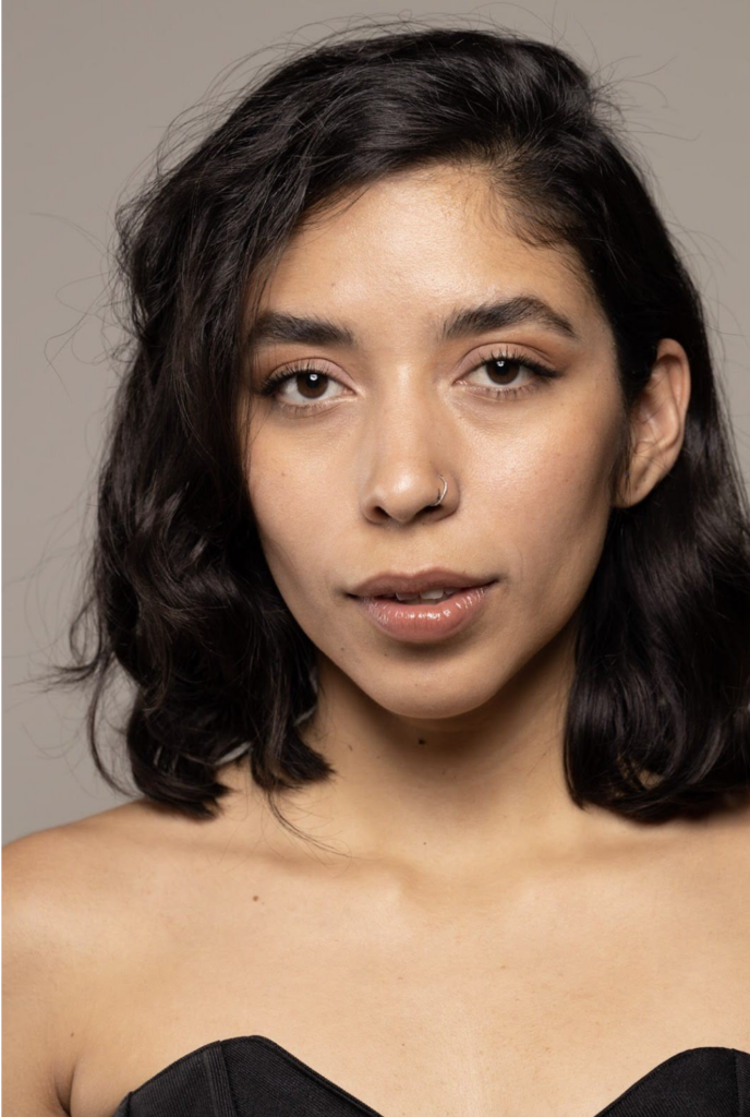 Retrato de Ayla Rodríguez, actriz mexicana que trabajó en Amores Materialistas.