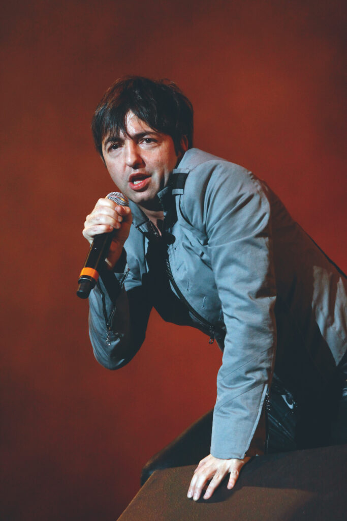 Adrian Dárgelos de Babasónicos dando un concierto.