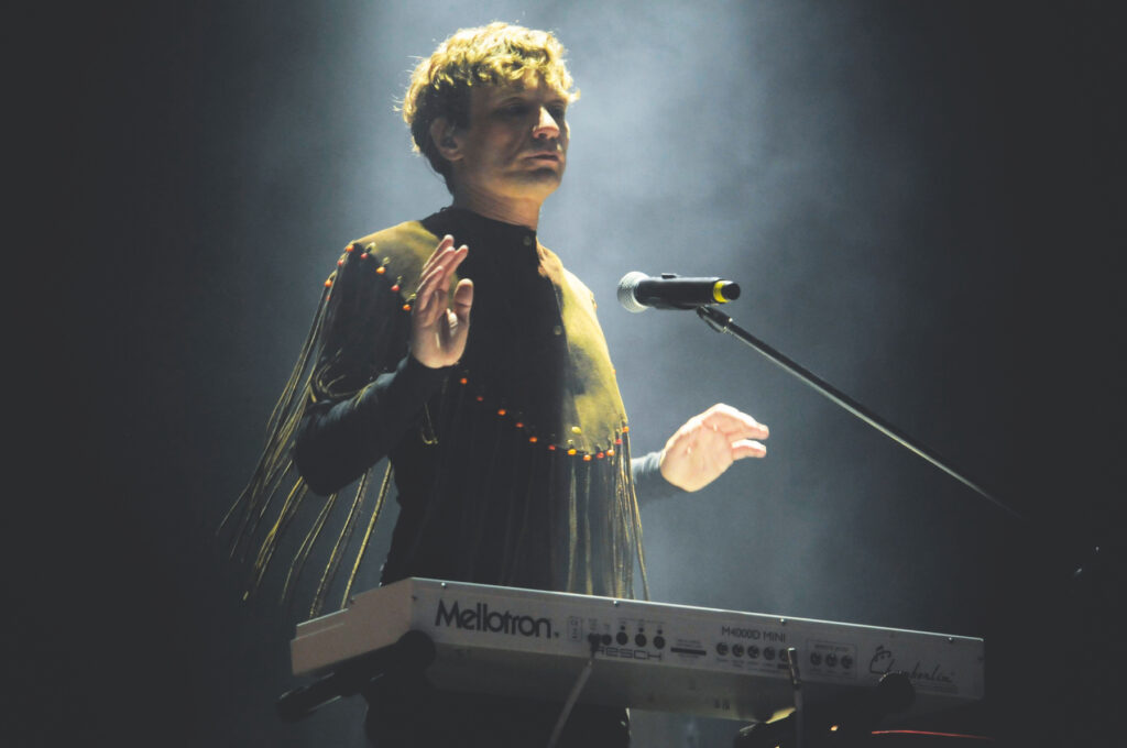 Diego Tuñón de Babasónicos tocando el teclado.