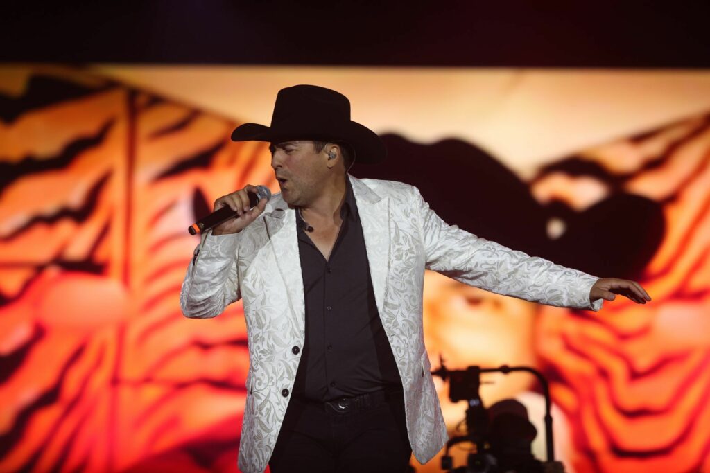 Bobby Pulido dando concierto en CDMX.