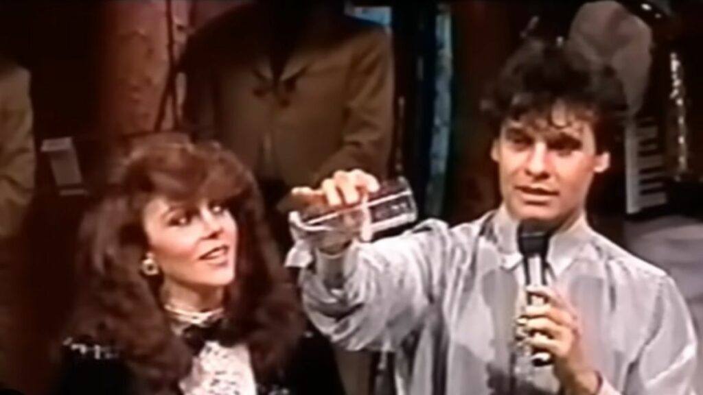 Verónica Castro y Juan Gabriel durante bebiendo durante la transmisión del programa conocido como "la noche que México no durmió".