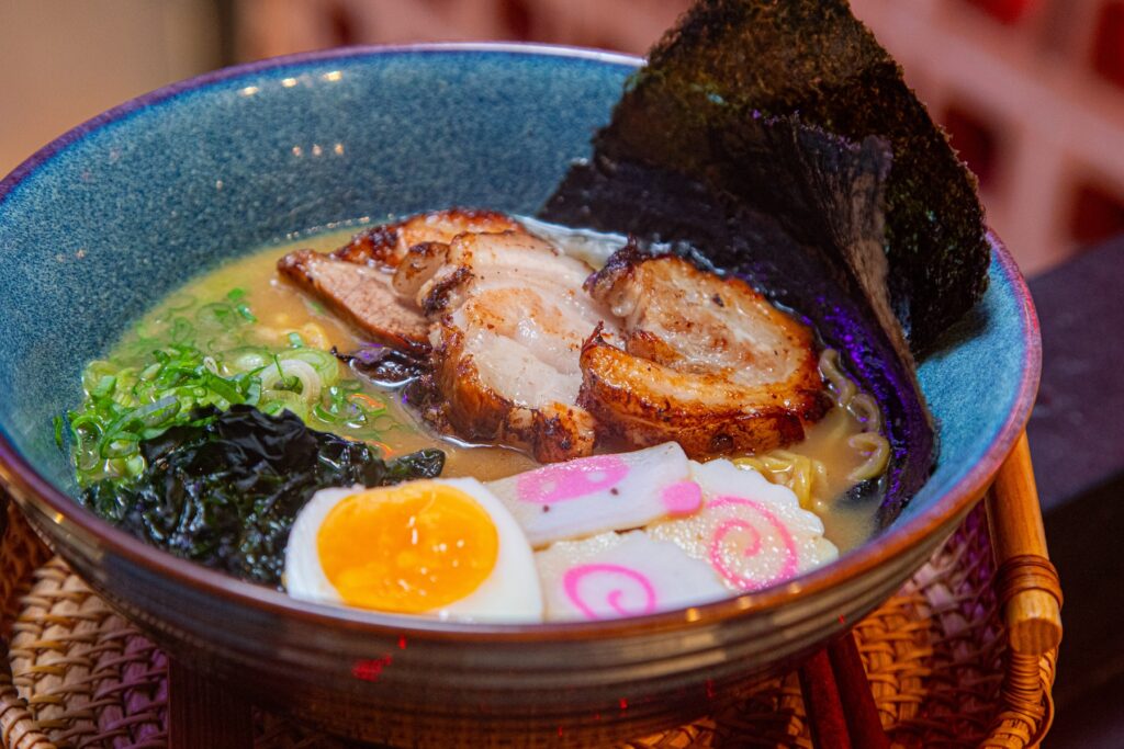 Ramen tradicional con carne de cerdo, verduras y huevo del local Ichiraku Ramen en el Mercado Barrio Chino.