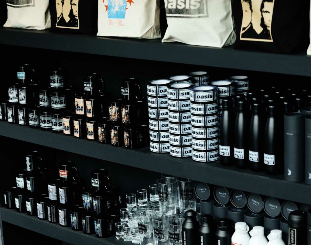 Tazas, vasos y termos de los hermanos Gallagher. en la tienda oficial para fans.