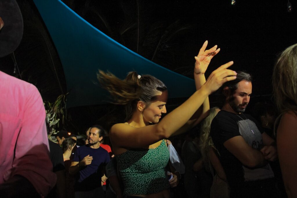 Mujer bailando en un show de Pulsar.