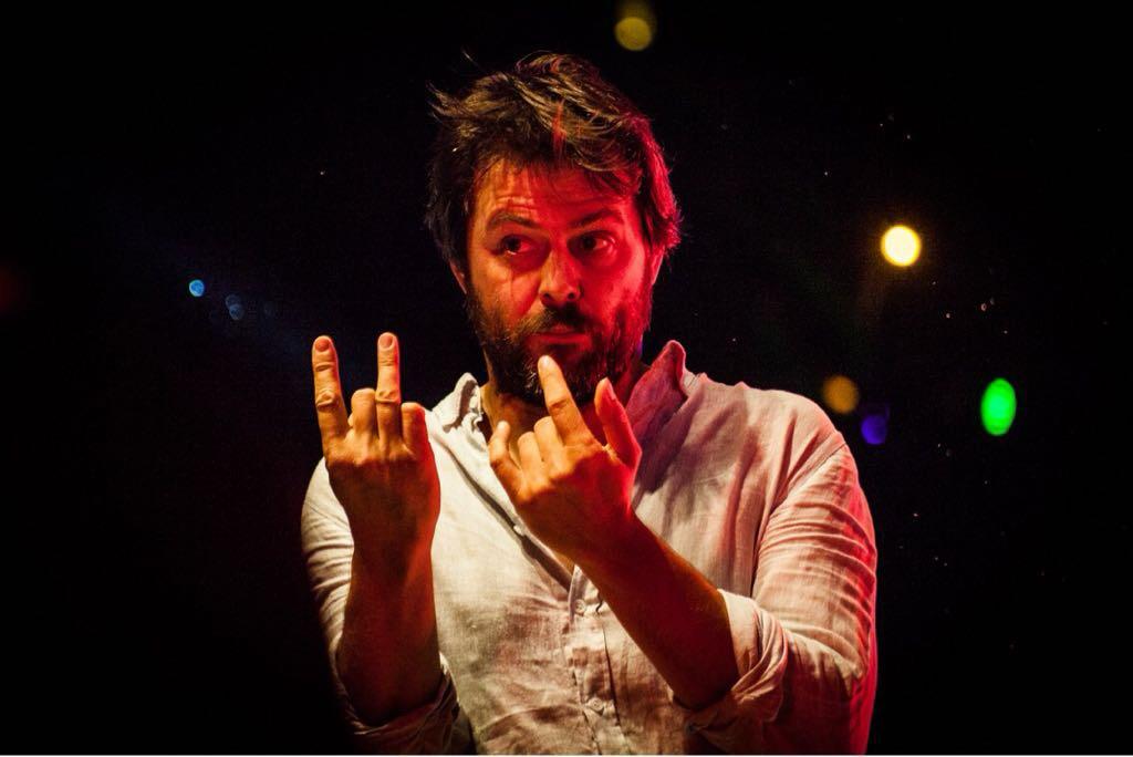 Santiago Vázquez dando un show en lengua de señas.