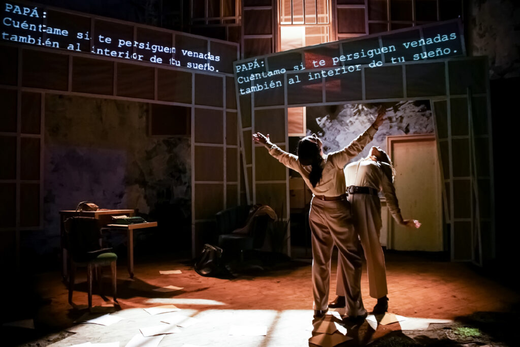 Escenario donde se presenta la obra Retorno Sofía Rosario con Rosa María Bianchi y Dobrina Cristeva actuando. 