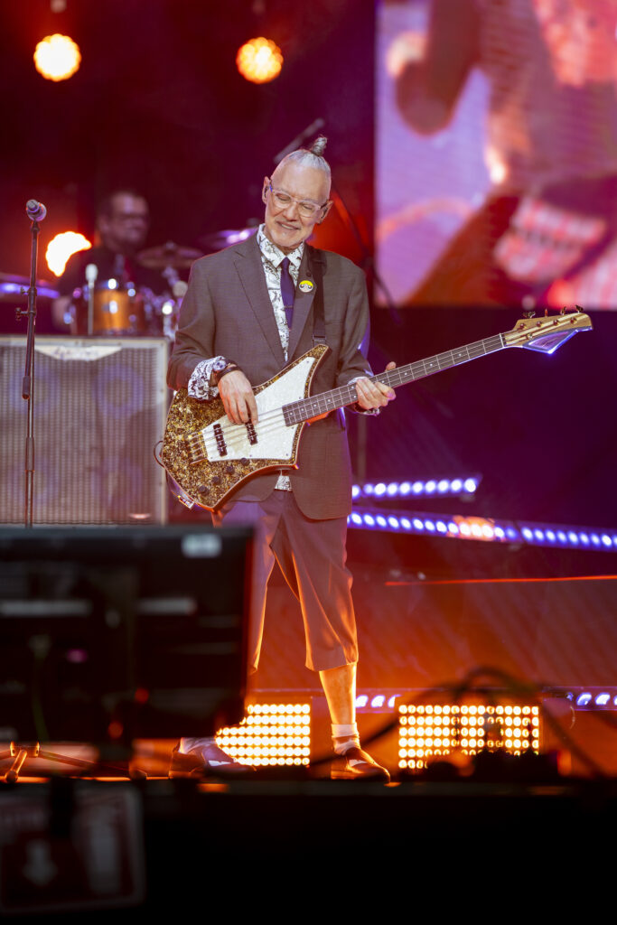 Sabo Romo tocando el bajo en el escenario de un show de Rock en tu Idioma.