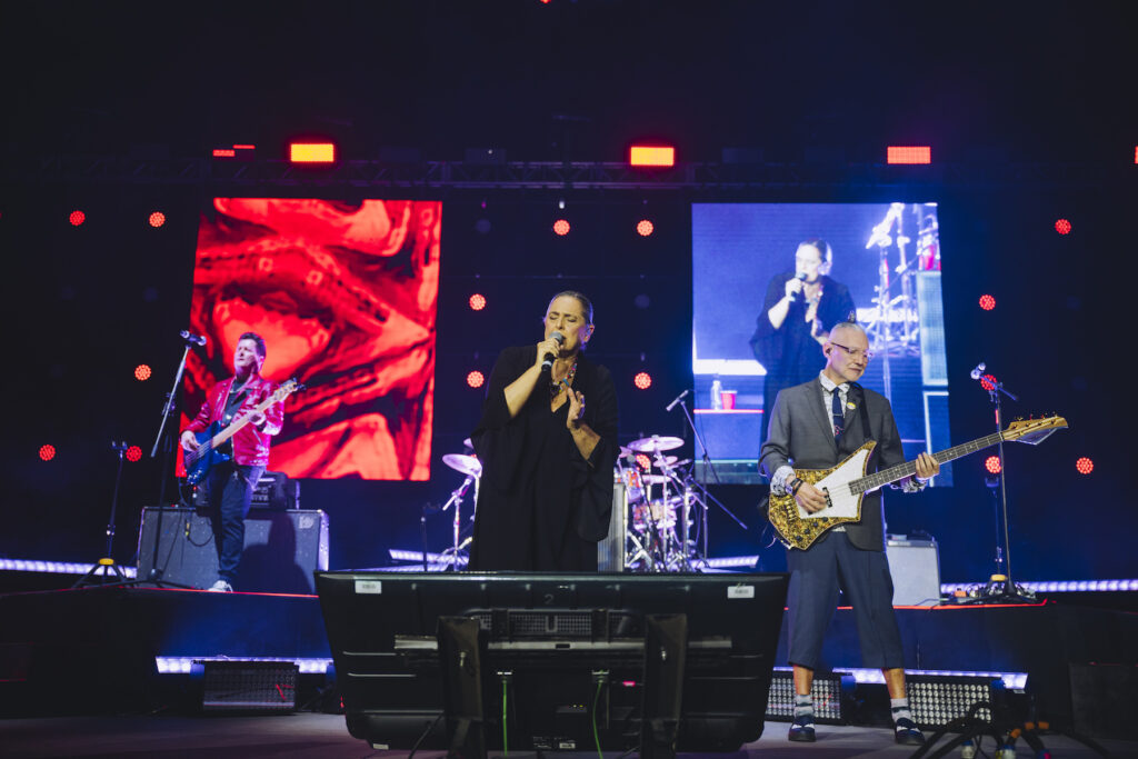 Cecilia Toussaint y Sabo Romo cantando.