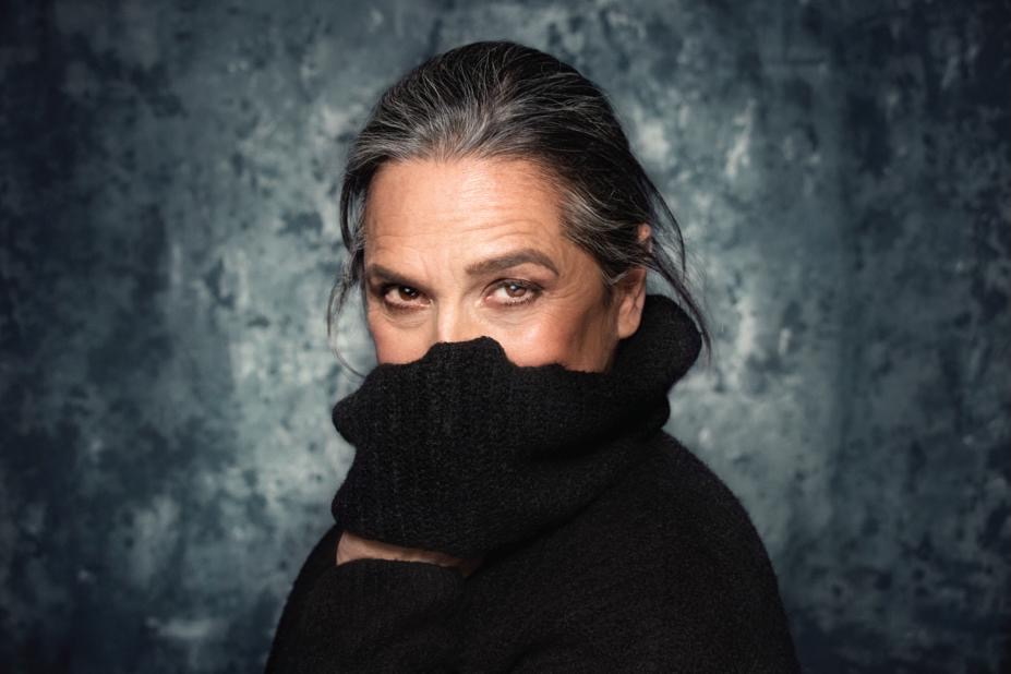 Retrato de Cecilia Toussaint usando un suéter negro.