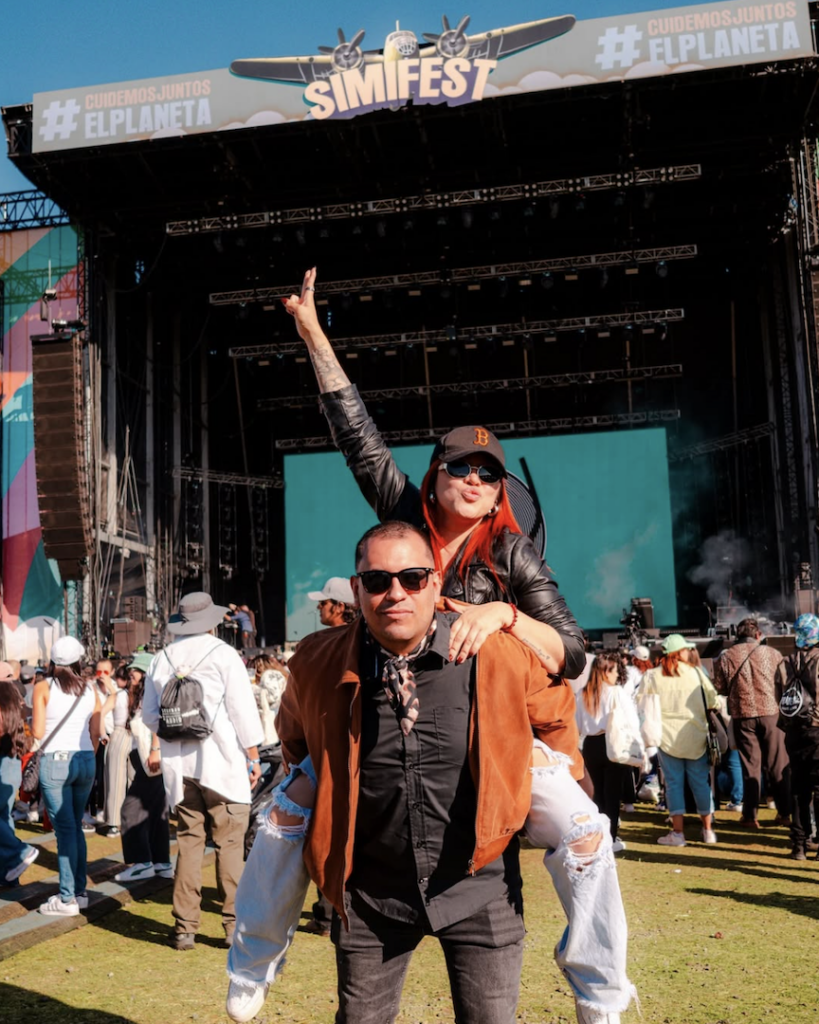 Pareja posando frente al escenario del Simifest.