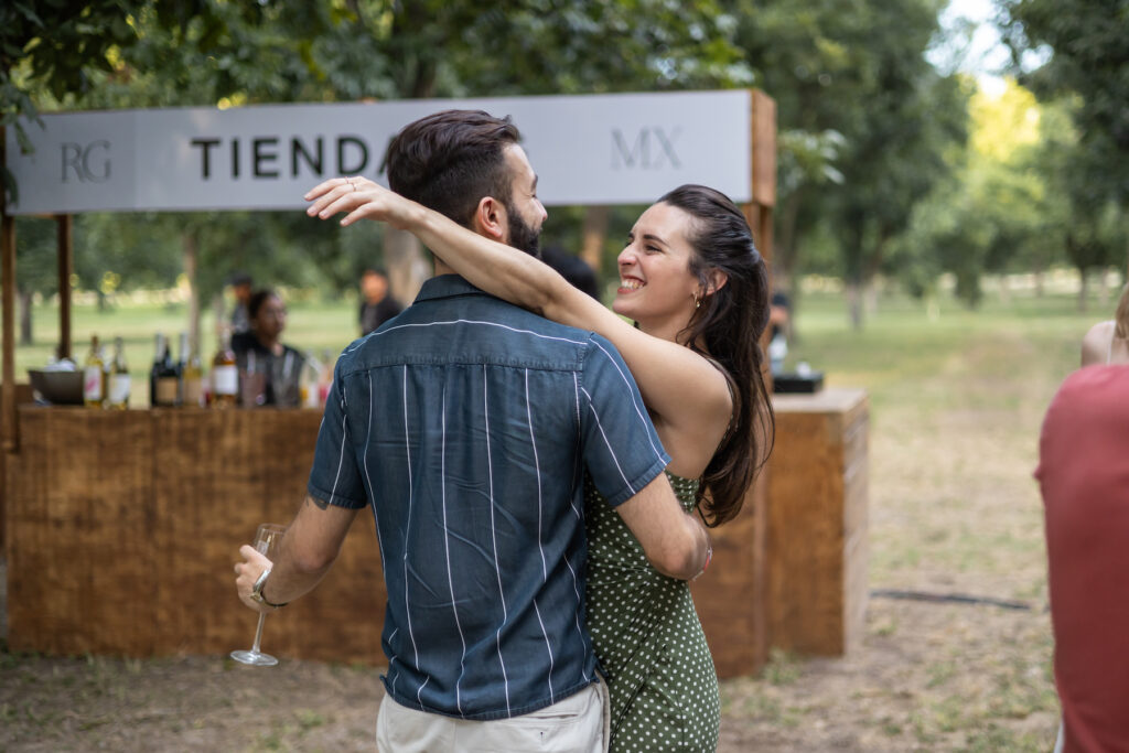 Pareja disfrutando de la experiencia de la Vendimia 2025.