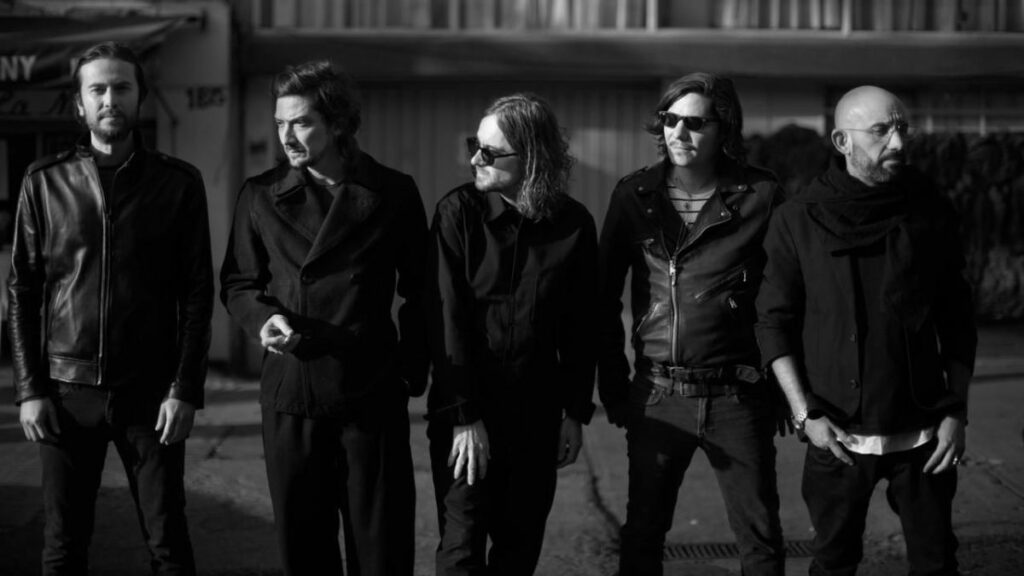 La banda Zoé lanza su nueva canción "Campo de fuerza" con experiencia en CDMX.